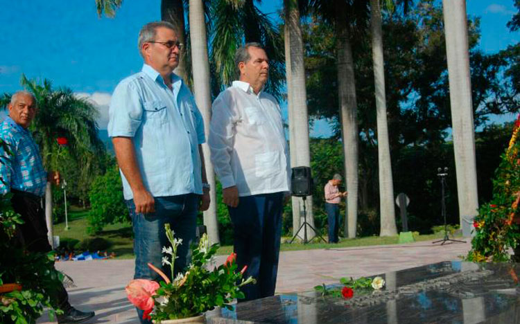 El primer secretario del Partido en la provincia, José Ramón Monteagudo (a la derecha), y el vicegobernador Manuel Falcón, presidieron el homenaje. Foto: Javier Labrada El primer secretario del Partido en la provincia, José Ramón Monteagudo (a la derecha), y el vicegobernador Manuel Falcón, presidieron el homenaje. Foto: Javier Labrada