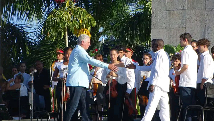 Presidente cubano, Miguel Díaz-Canel, saluda a parte del elenco artístico que participó en el acto por el aniversario 55 de la caída en combate de Ernesto Che Guevara. Presidente cubano, Miguel Díaz-Canel, saluda a parte del elenco artístico que participó en el acto por el aniversario 55 de la caída en combate de Ernesto Che Guevara.
