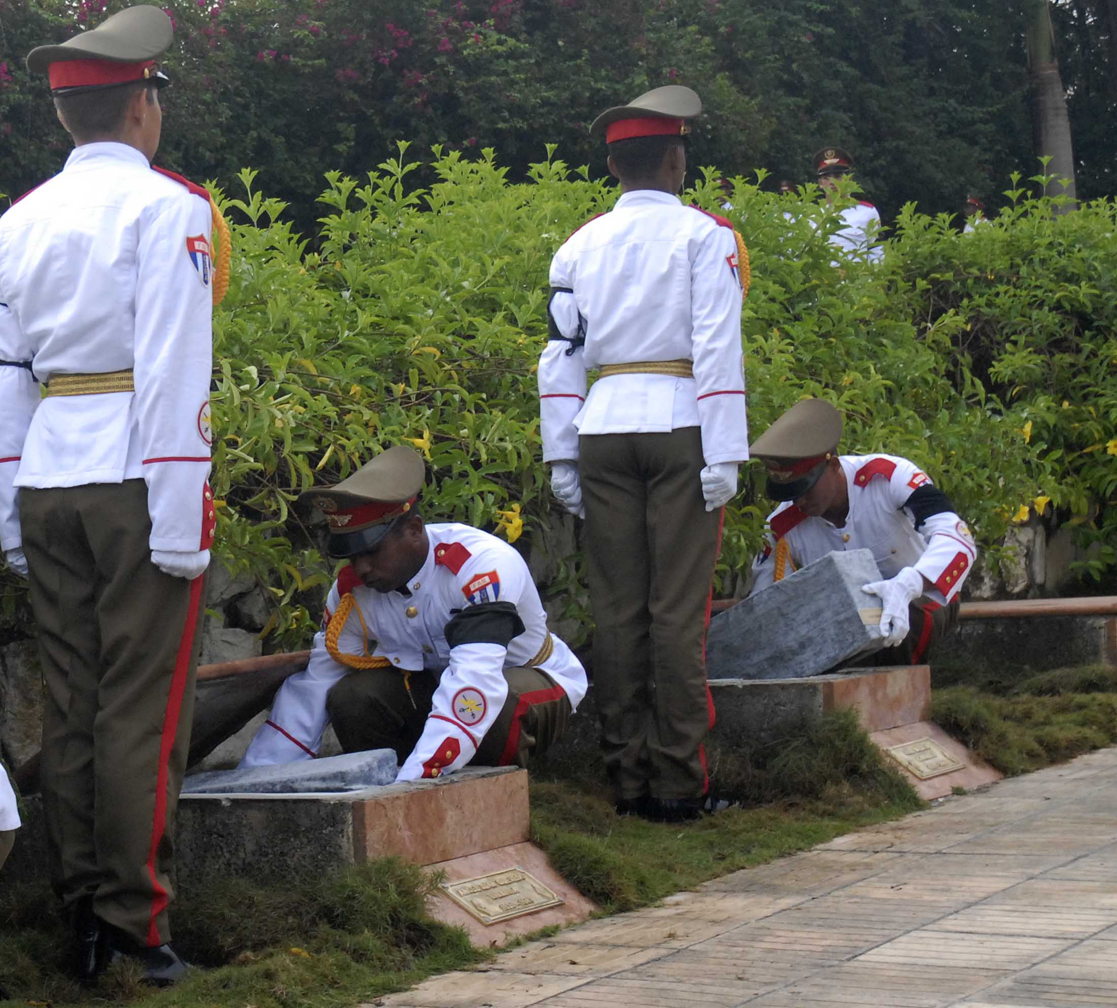 Ceremonia de inhumación de los restos de combatientes en el Mausoleo Frente Las Villas, de Santa Clara. Ceremonia de inhumación de los restos de combatientes en el Mausoleo Frente Las Villas, de Santa Clara.