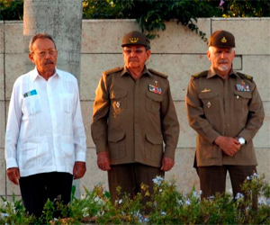 Faure Chomón, General de Ejército Raúl Castro Ruz, y Comandante de la Revolución Ramiro Valdés Menéndez, en la inauguración del Mausoleo del Frente Las Villas. Faure Chomón, General de Ejército Raúl Castro Ruz, y Comandante de la Revolución Ramiro Valdés Menéndez, en la inauguración del Mausoleo del Frente Las Villas.