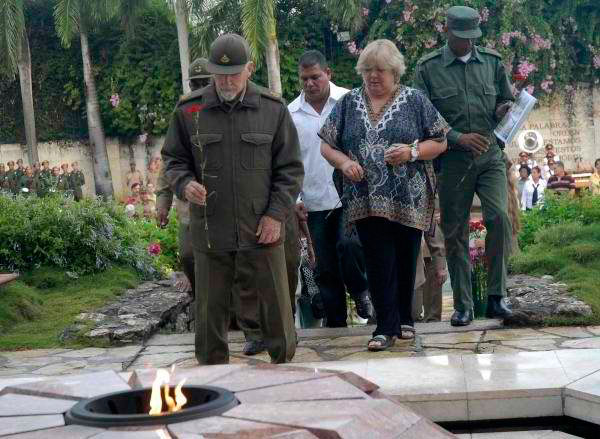 Comandante de la Revolución Ramiro Valdés Menéndez, segundo jefe de la columna invasora Ciro Redondo rinde homenaje a los miembros del Frente Las Villas, el 16 de octubre de 2015. Comandante de la Revolución Ramiro Valdés Menéndez, segundo jefe de la columna invasora Ciro Redondo rinde homenaje a los miembros del Frente Las Villas, el 16 de octubre de 2015.