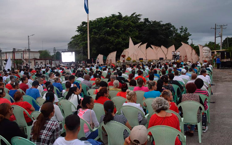 Pueblo de Encrucijada en el acto de homenaje por el aniversario 95 del natalicio de Abel Santamaría. Pueblo de Encrucijada en el acto de homenaje por el aniversario 95 del natalicio de Abel Santamaría.