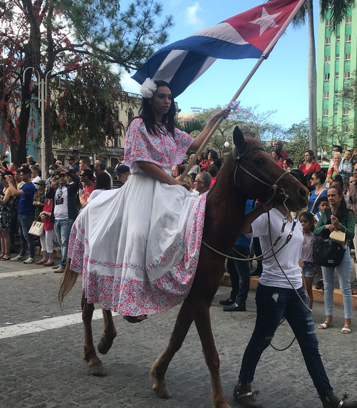 Abanderada a caballo en el desfile en homenaje a José Martí.