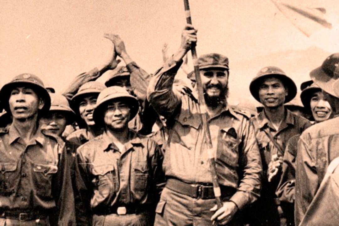 Fidel Castro junto a combatientes vietnamitas en su visita a eses país asiático en 1973.