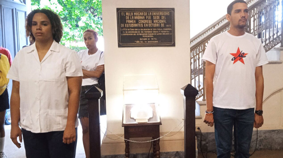 Guardia de honor a Mella en la Universidad de La Habana.
