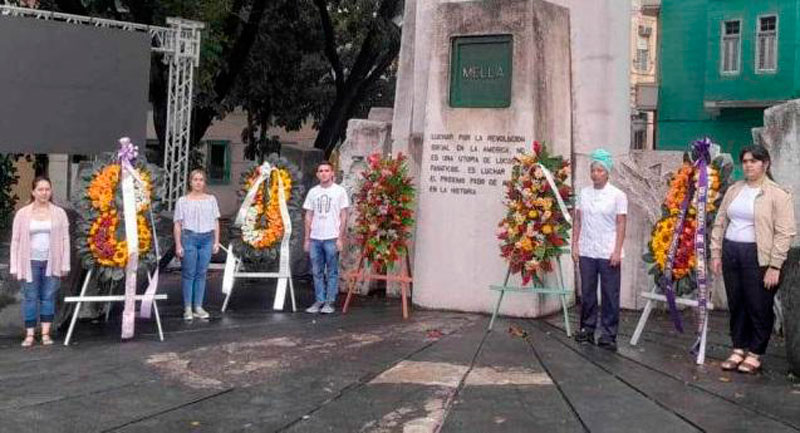 Guardia y ofrendas en honor a Julio Antonio Mella.