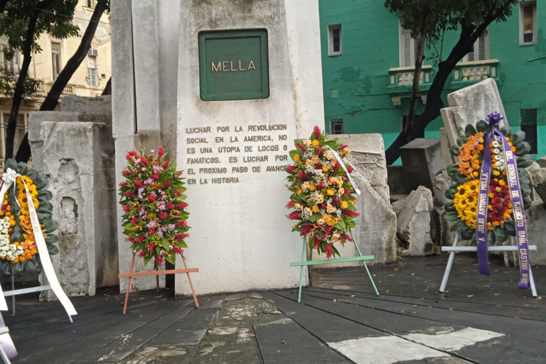Ofrendas florales en honor a Julio Antonio Mella, en el monumento frente a la Universidad de La Habana.