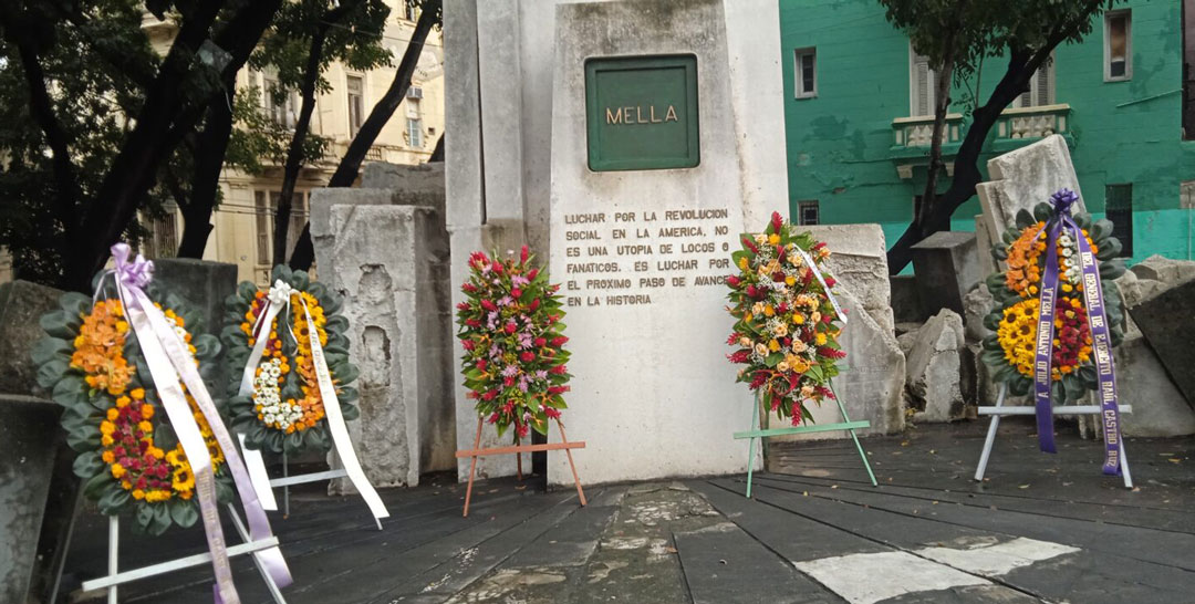 Ofrendas florales en honor a Julio Antonio Mella, en el monumento frente a la Universidad de La Habana.