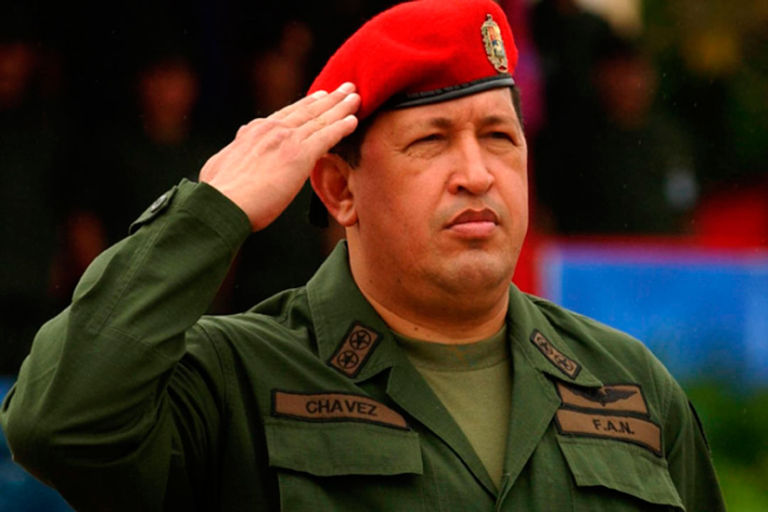 Hugo Chávez realizando el saludo militar.