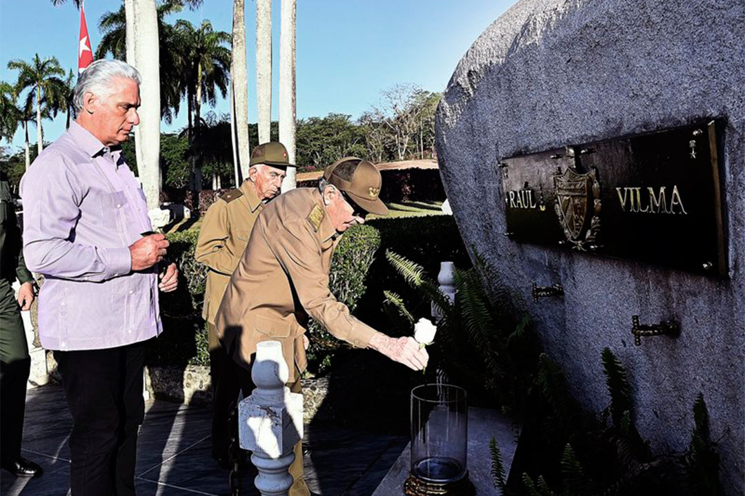 Raúl Castro Ruz, Miguel Díaz-Canel y José Ramón Machado Ventura rinden tributo a los combatientes del Segundo Frente Oriental.