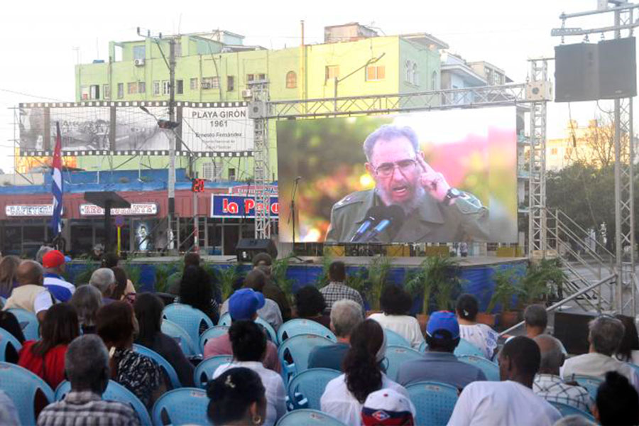 Proyección de imagen de Fdel en el acto por el aniversario 63 de la proclamación del carácter socialista de la Revolución Cubana.