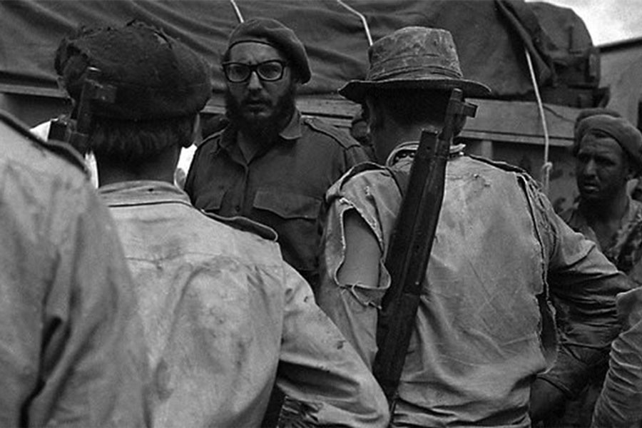Fidel dialoga con milicianos en Playa Girón.