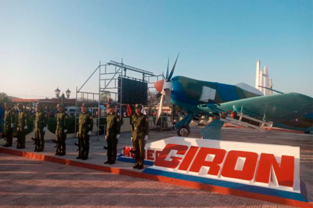 Guardia de militar ante el museo de Playa Girón.