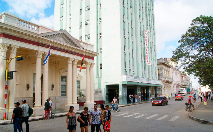 El parque Vidal con el hotel Santa Clara Libre.