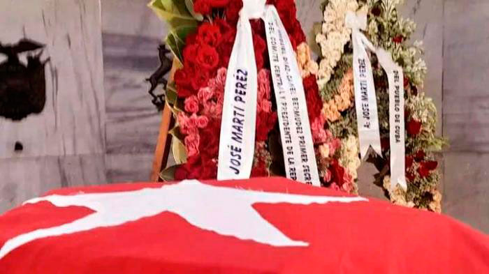 Ofrendas ante la tumba de José Martí.