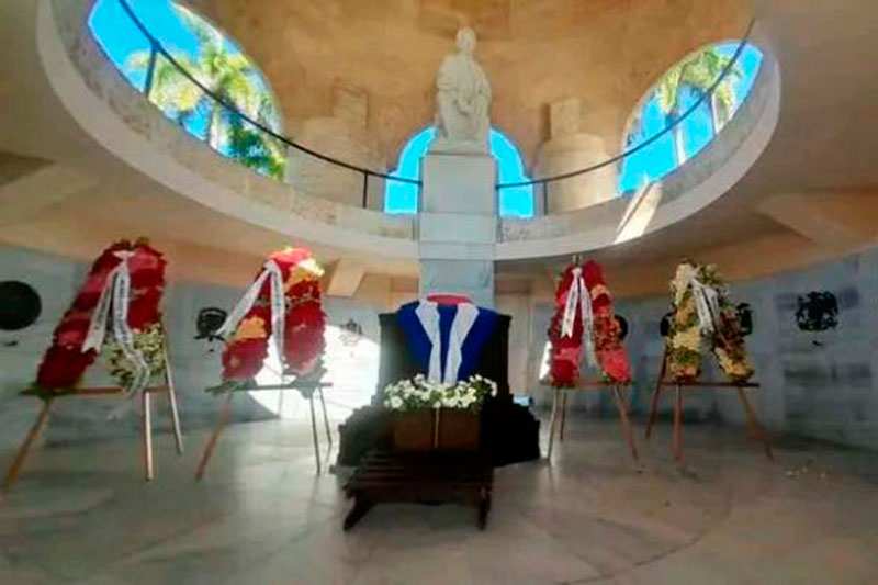 Ofrendas florales en el Mausoleo de Santa Ifigenia, por el aniversario 130 de la caída en combate de José Martí.