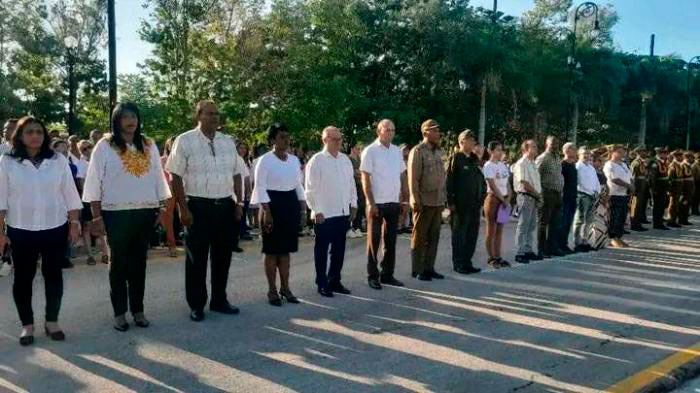 Homenaje a José Martí en el cementerio patrimonial Santa Ifigenia.