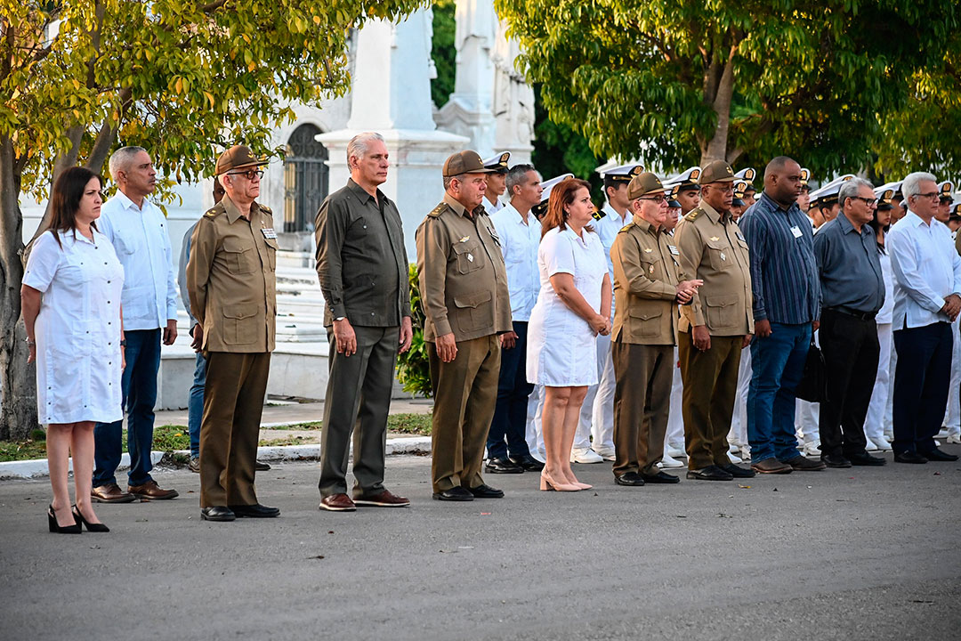 Presidencia en el acto y revista militar en honor al patriota Máximo Gómez.