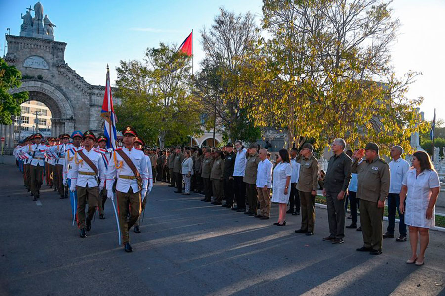 Revista militar en honor a Máximo Gómez, en al necrópolis de Colón.