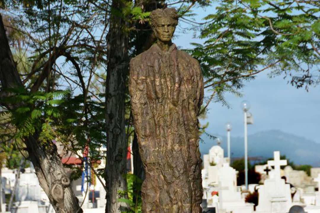 Tumba y escultura de Mariana Grajales