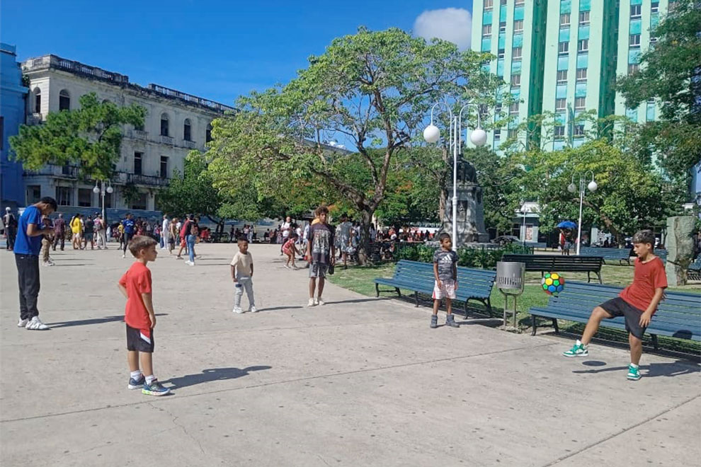Niños jugando fútbol.