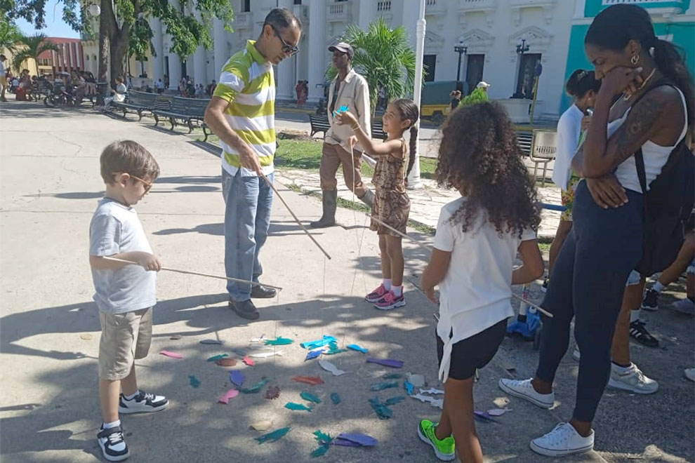 Niños disfrutando de juegos didácticos.