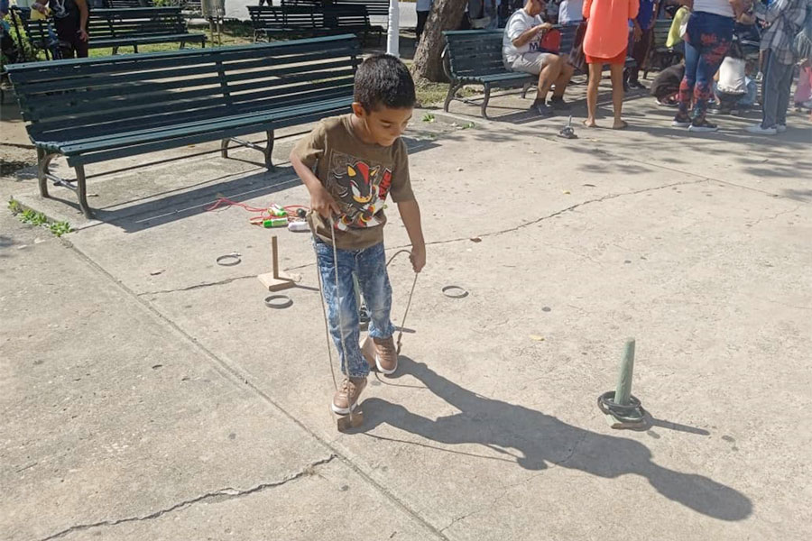Niño montando en zancos.