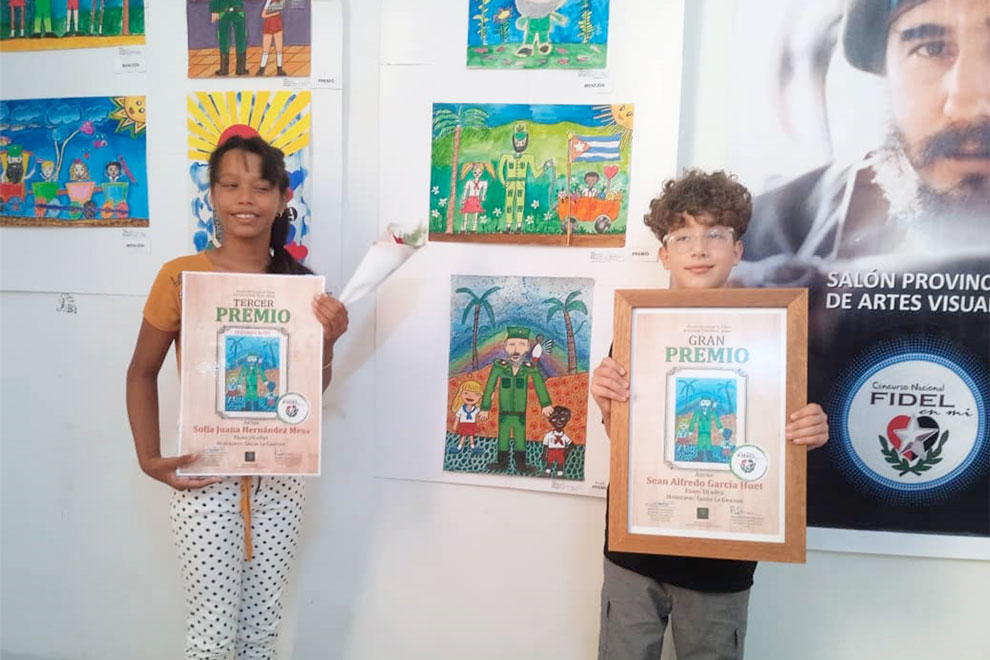 Dos concursantes premiados.