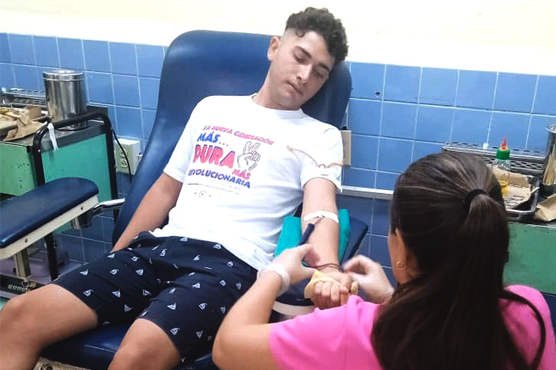Joven realiza donación voluntaria de sangre.