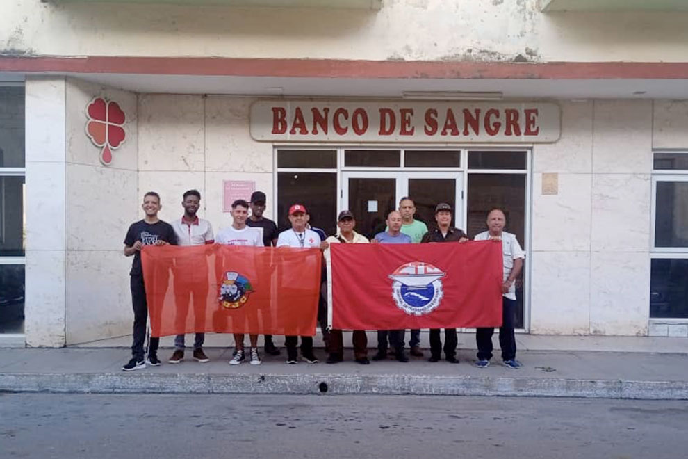 Trabajadores y jóvenes donando sangre.