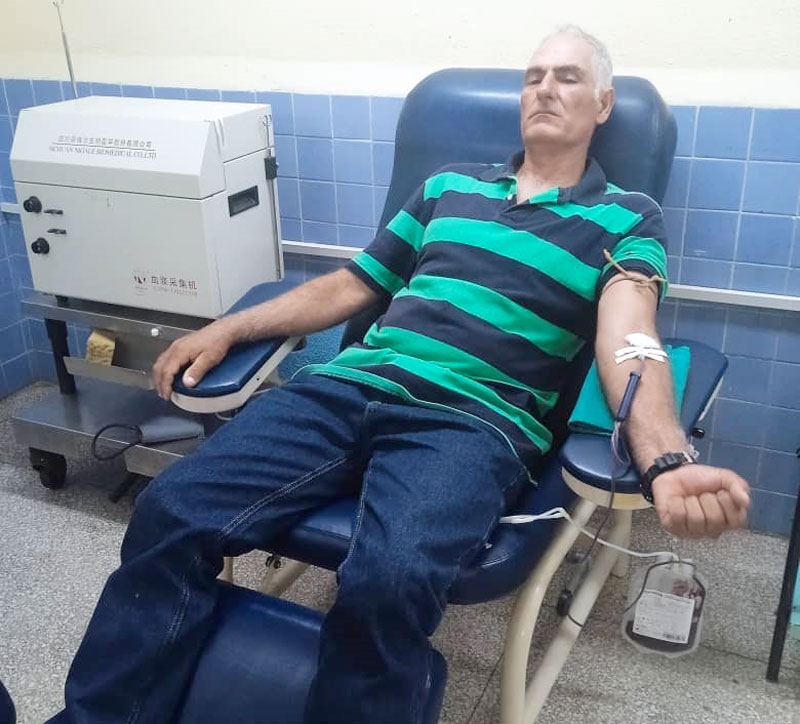 Trabajador donando sangre.