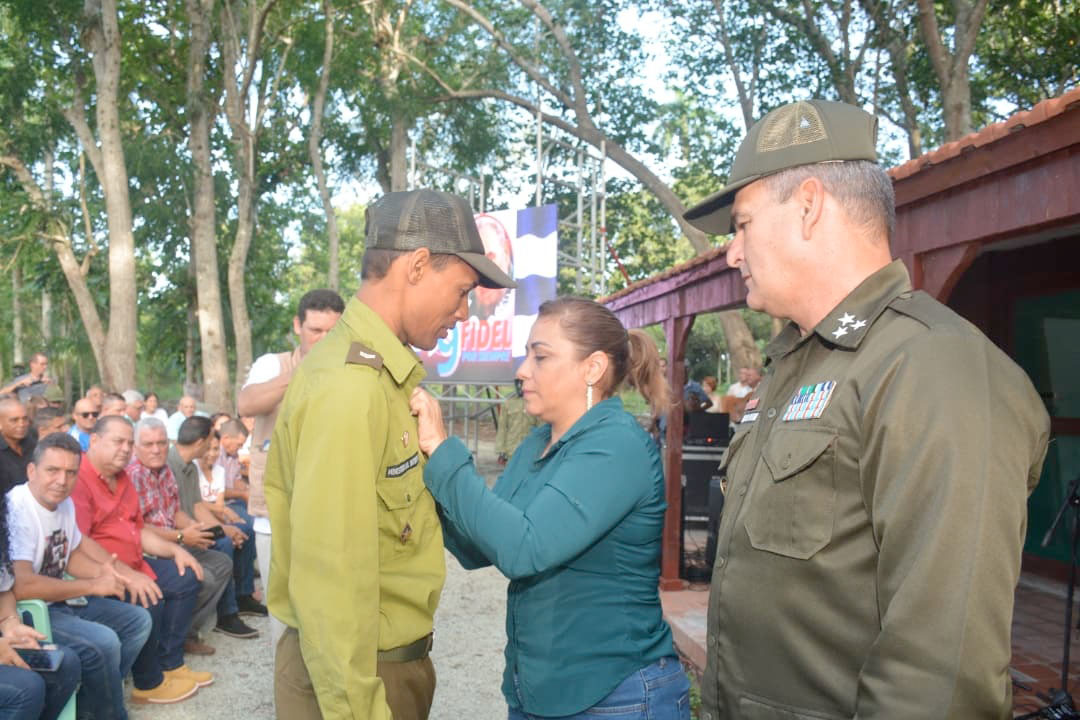 Primera secretaria del PCC condecora a oficial del Minint.