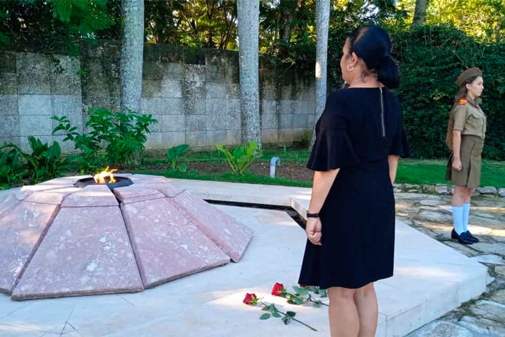 Gobernadora de Villa Clara rinde tributo a los combatientes del Frente de Las Villas.