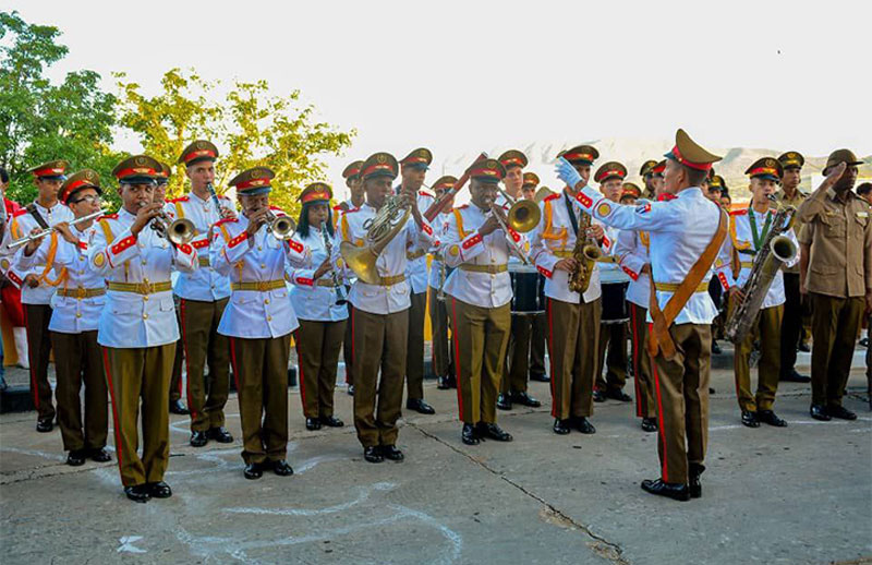 Banda militar en el acto por el aniversario 69 del alzamiento armado de Santiago de Cuba.