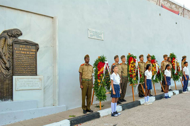 Ofrendas florales en honor a los caídos en el alzamiento armado del 30 de noviembre de 1956 en Santiago de Cuba.