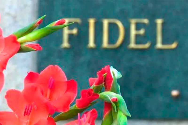 Flores a Fidel en el cementerio Santa Ifigenia, de Santiago de Cuba.