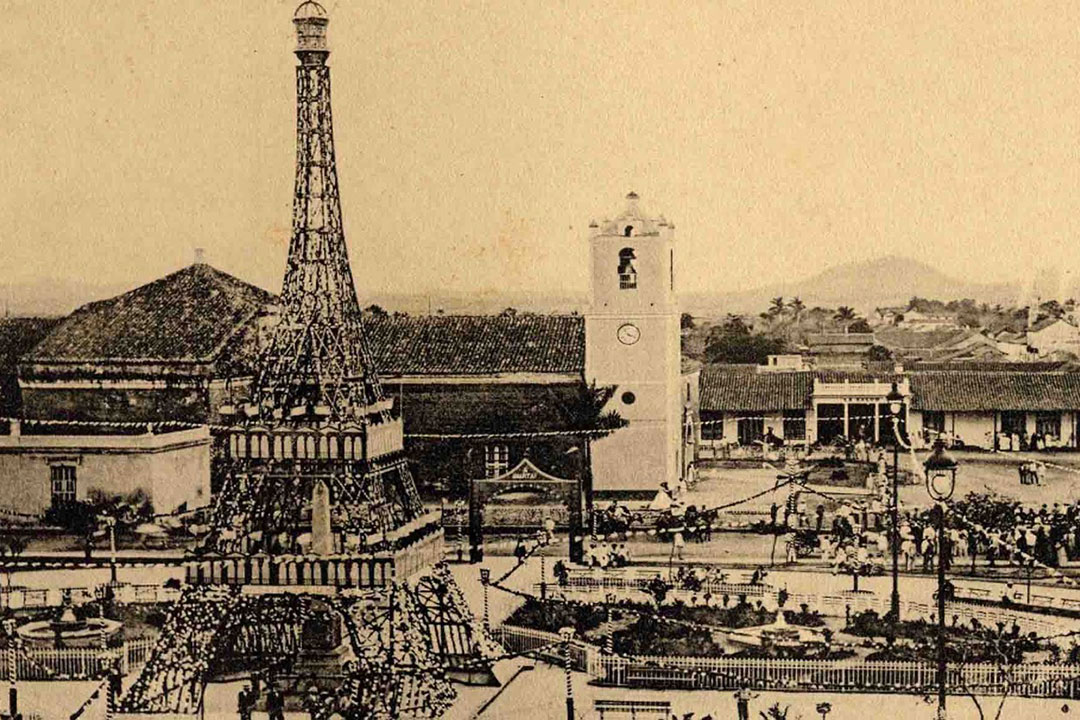 Réplica de la Torre Eiffel en la Plaza Mayor de Santa Clara, en 1895.