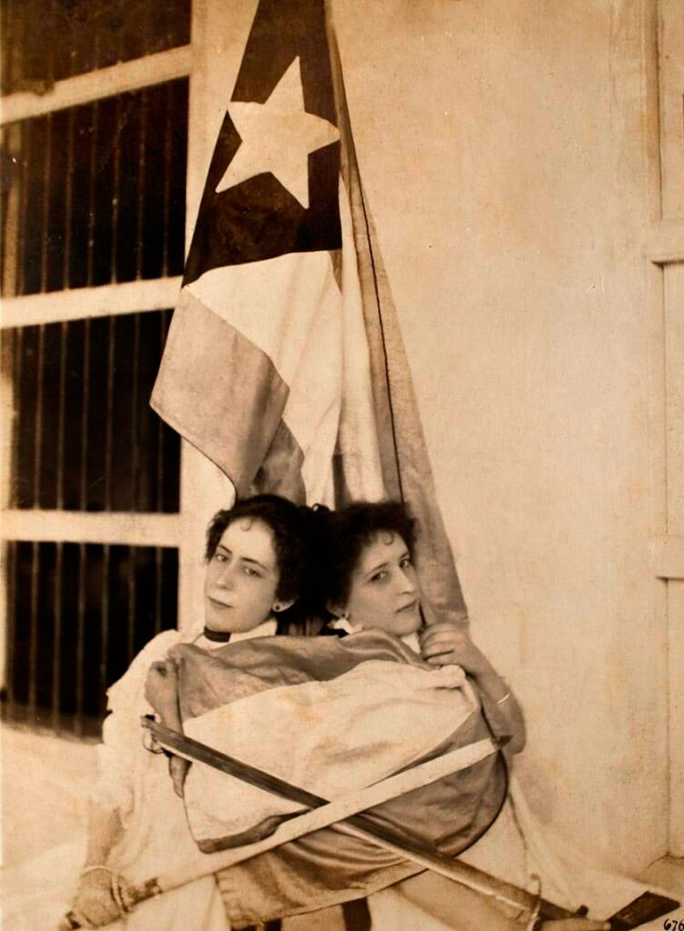 Mujeres mambisas con la bandera cubana.