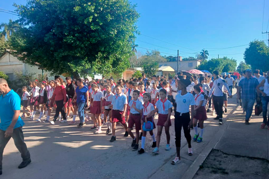 Peregrinación en Quemado de Güines en conmemoración del 8 de abril de 1958.