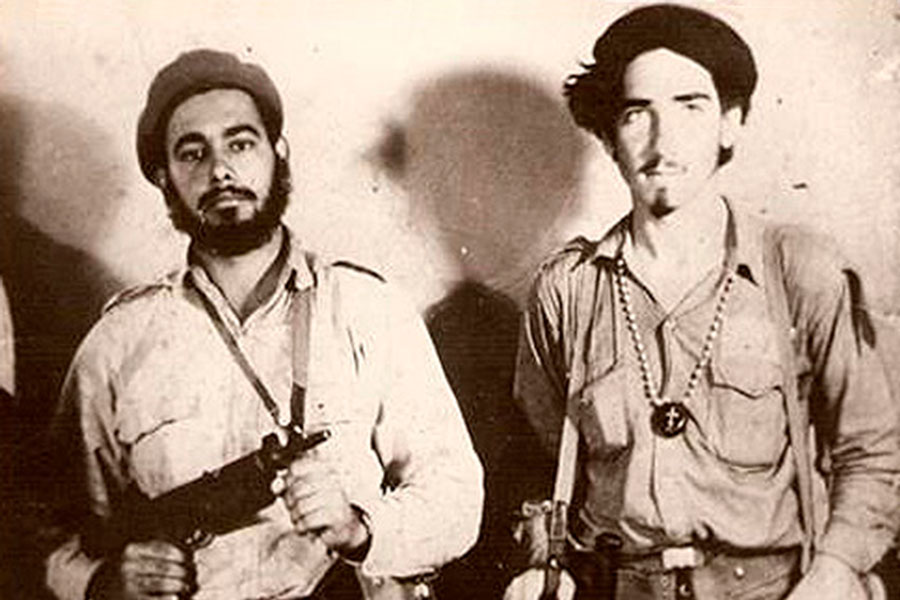 Suco a la izquierda, junto al compañero Plácido Roque (Pupi), al terminar la Batalla de Girón.