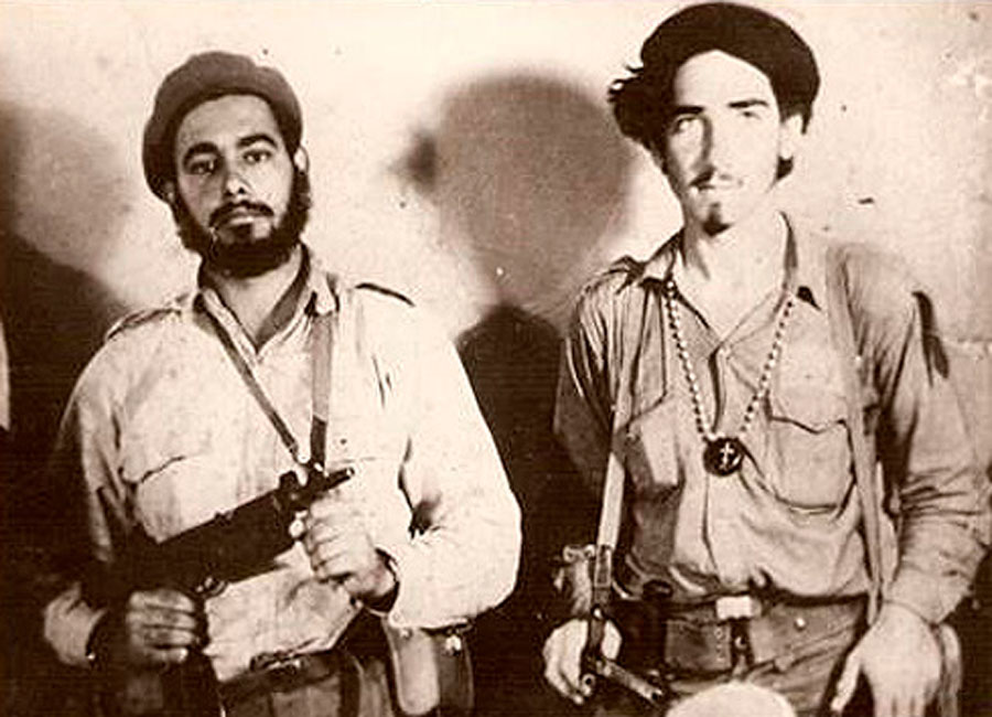 Suco a la izquierda, junto al compañero Plácido Roque (Pupi), al terminar la Batalla de Girón.