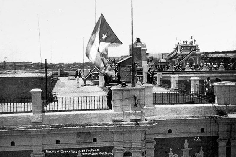 Bandera cubana izada en la azotea del Palacio de los Capitanes Generales el 20 de mayo de 1902, inicio de la República en Cuba.