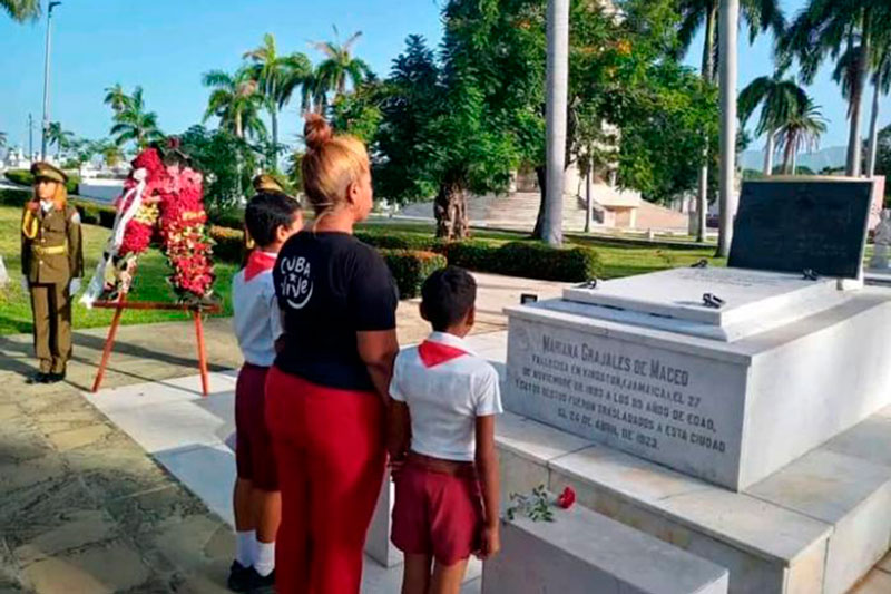 Homenaje a Mariana Grajales en el cementerio de Santa Ifigenia.