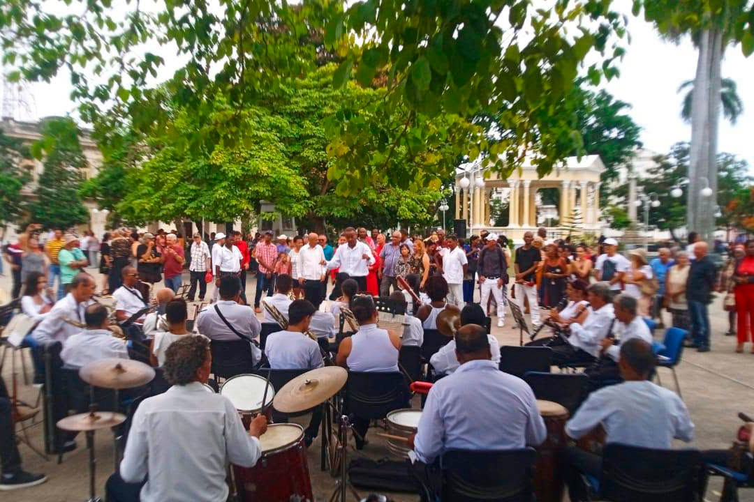 Banda de música en la celebración del 337 aniversario de Santa Clara.