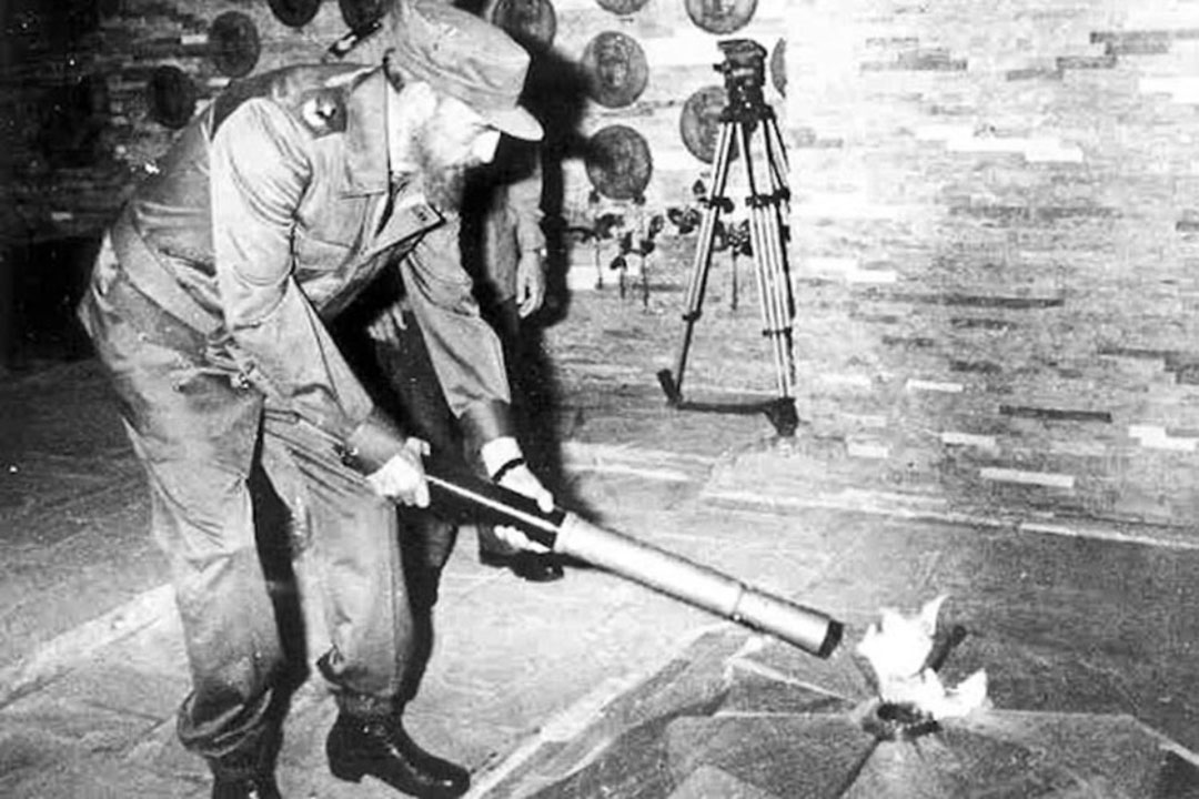 Fidel enciende la llama eterna en honor al Che y sus compañeros de la guerrilla.