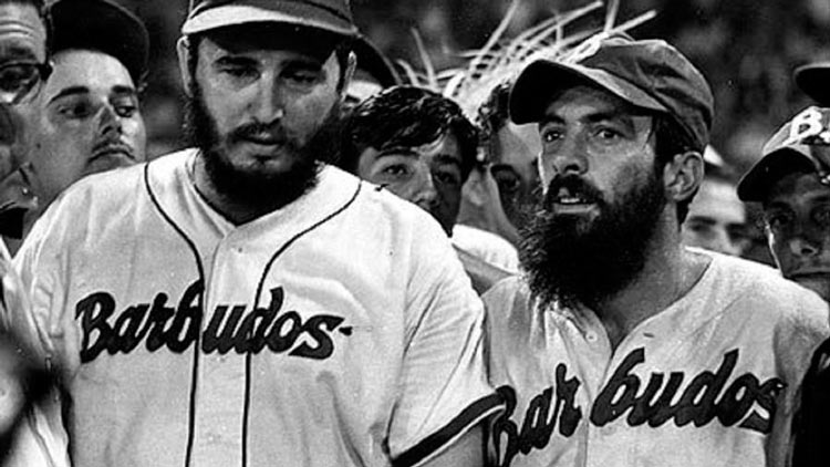 Camilo Cienfuegos y Fidel Castro vistiendo el uniforme de Barbudos en el juego de pelota efectuado el 24 de julio de 1959. Camilo Cienfuegos y Fidel Castro vistiendo el uniforme de Barbudos en el juego de pelota efectuado el 24 de julio de 1959.