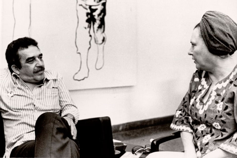 Haydée Santamaría, directora de Casa de las Américas, conversa con el periodista y escritor Gabriel García Márquez.