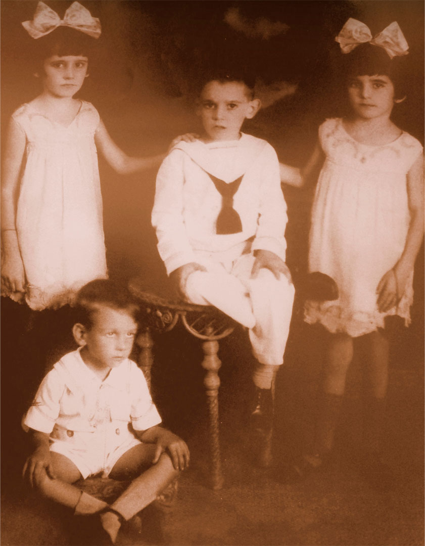 La niña Haydée Santamaría junto a sus hermanos Aida, Aldo y Abel.