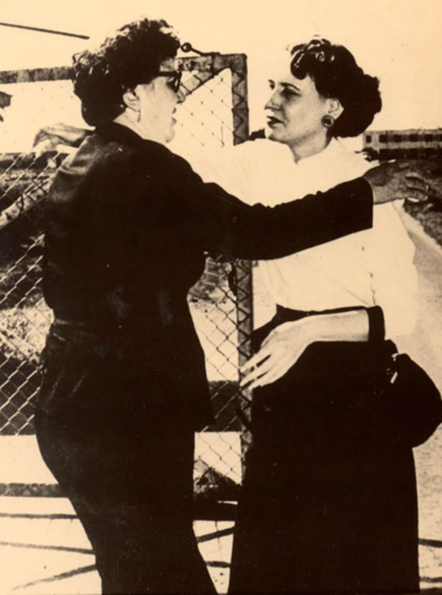 Haydée Santamaría a la salida de la cárcel de mujeres de Guanajay, en fundido abrazo con su madre, Joaquina Cuadrado.