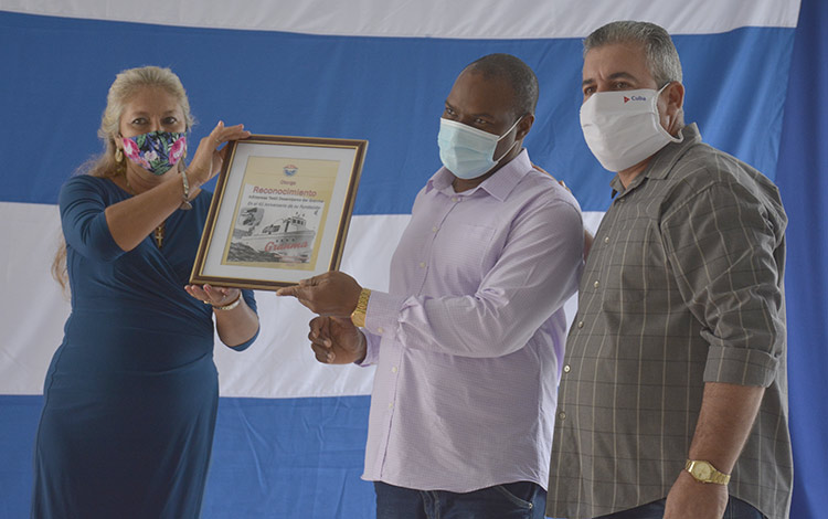 A 41 años de su fundación, la Empresa Textil Desembarco del Granma, asegura la gasa querúbica para instituciones sanitarias que sustituyen importaciones. (Fotos: Ramón Barreras Valdés)